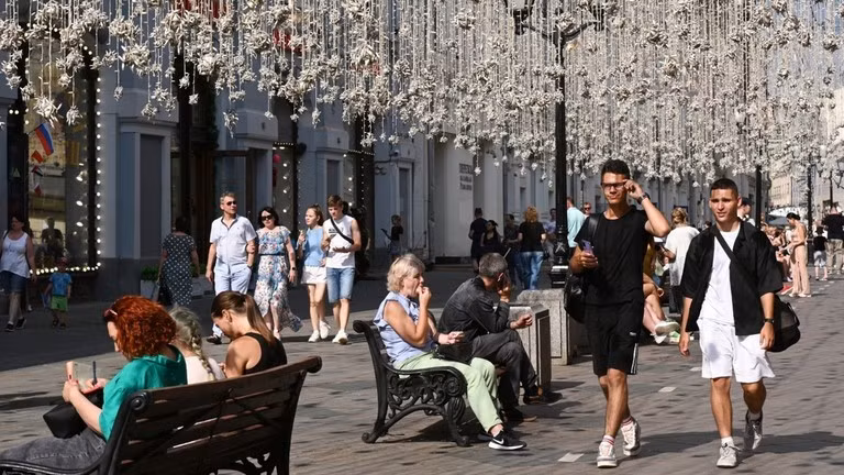 Mọi người đi dạo trên đường phố Moscow, Nga.