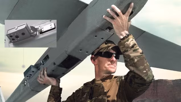 Một người lính gắn bộ Hệ thống định vị trực quan mới vào cánh drone Puma LE. Ảnh: AeroVironment