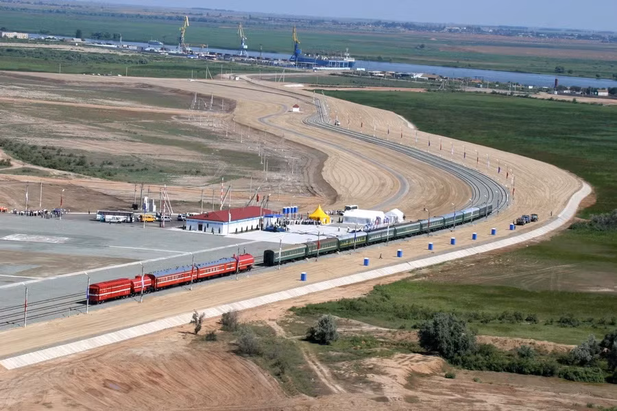 Hoạt động tàu hỏa bắt đầu trên đoạn đường sắt Yandyki–Olva, đi qua tỉnh Astrakhan. Đây là một phần của hành lang vận tải xuyên quốc gia Bắc – Nam, sẽ kết nối Nga với Iran, Ấn Độ và Đông Nam Á. (Ảnh tư liệu)
