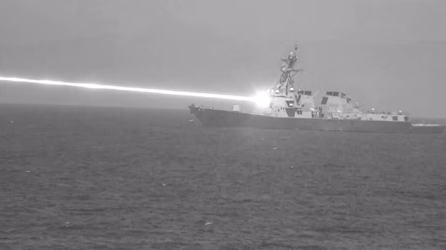 Một tàu chiến của Mỹ bắn vũ khí laser HELIOS với công suất 60 kilowatt. Ảnh: Bộ Quốc phòng Mỹ.