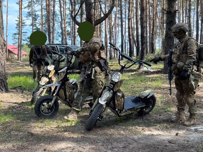 Binh lính Ukraine và xe tay ga của Global Wolf Motors. Ảnh: Global Wolf Motors