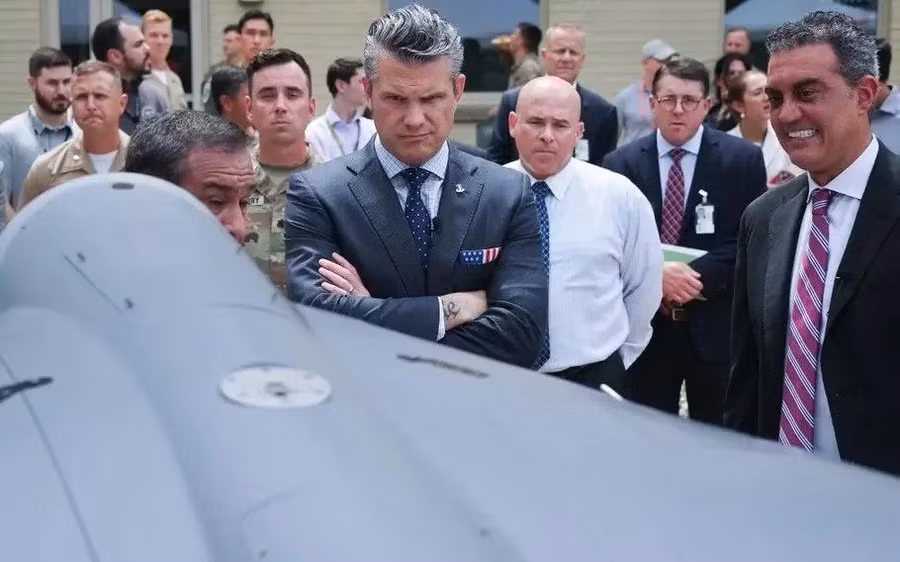 Bộ trưởng Chiến tranh Pete Hegseth quan sát UAV Hệ thống tấn công chiến đấu không người lái giá rẻ (LUCAS) trong một sự kiện tại Lầu Năm Góc vào tháng 7/2025.
