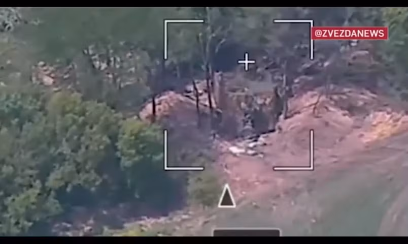 Khoảnh khắc UAV Lancet đánh trực diện lựu pháo M777