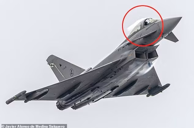 khoanh-khac-hai-au-lao-vao-eurofighter-lam-vo-buong-lai-giua-khong-trung-3.jpg
