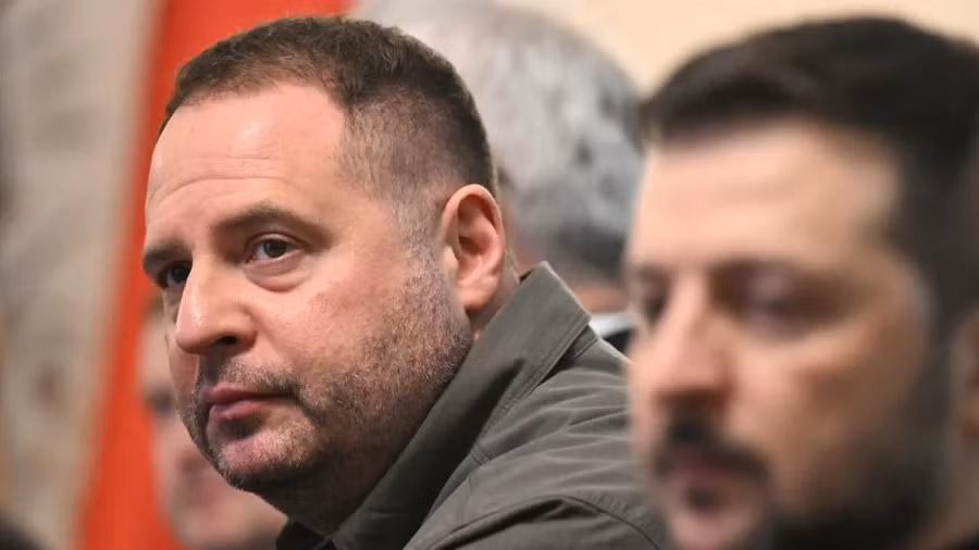 Chánh văn phòng Tổng thống Ukraine Andriy Yermak (trái) tham dự cuộc gặp cùng Tổng thống Ukraine Zelensky (phải) tại Warsaw, Ba Lan, Ảnh: Sergei Gapon/AFP/Getty Images