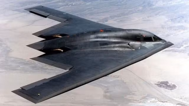 Máy bay ném bom tàng hình B-2 Spirit.