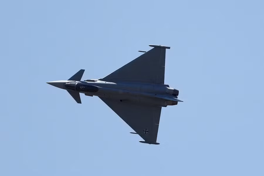 Một máy bay Eurofighter Typhoon của Không quân Đức trong một màn trình diễn trên không tại Triển lãm Hàng không Quốc tế Paris lần thứ 55 tại Sân bay Le Bourget gần Paris, Pháp.