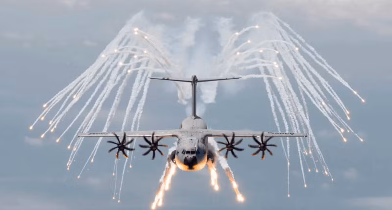 Một máy bay vận tải quân sự Airbus A400M thả pháo sáng phòng thủ và mồi bẫy trên không. Ảnh: Airbus.