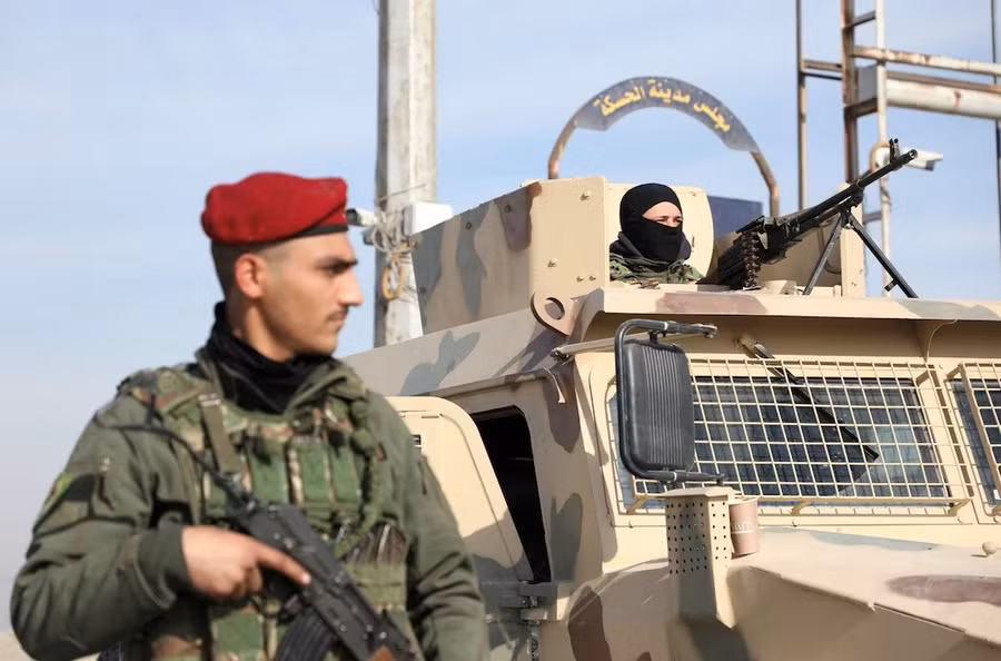 Một thành viên của Lực lượng Dân chủ Syria (SDF) do người Kurd lãnh đạo đứng dọc theo một con phố sau khi quân nổi dậy chiếm thủ đô và lật đổ chính quyền ông Bashar al-Assad của Syria, tại Hasakah, Syria, ngày 11/12/2024. Ảnh: REUTERS