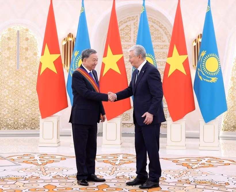 Tổng thống Kassym-Jomart Tokayev trao Huân chương Hữu nghị hạng Nhất của Nhà nước Kazakhstan cho Tổng Bí thư Tô Lâm. (Ảnh: Thống Nhất/TTXVN) 