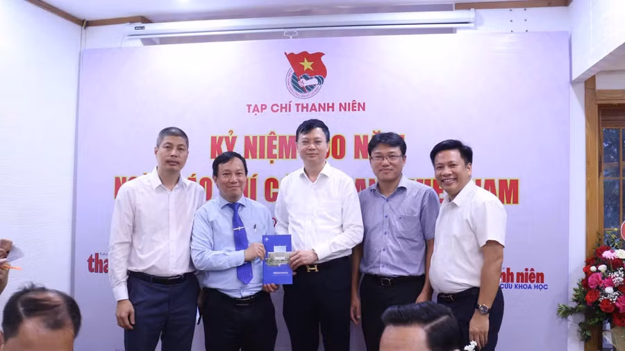 tap-chi-thanh-nien-duoc-hoi-dong-giao-su-nha-nuoc-phe-duyet-len-075-diem-12.jpg