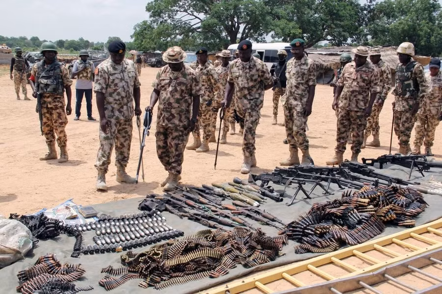 Các chỉ huy quân đội Nigeria kiểm tra vũ khí thu giữ được từ Boko Haram. Ảnh: AFP/GETTY IMAGES
