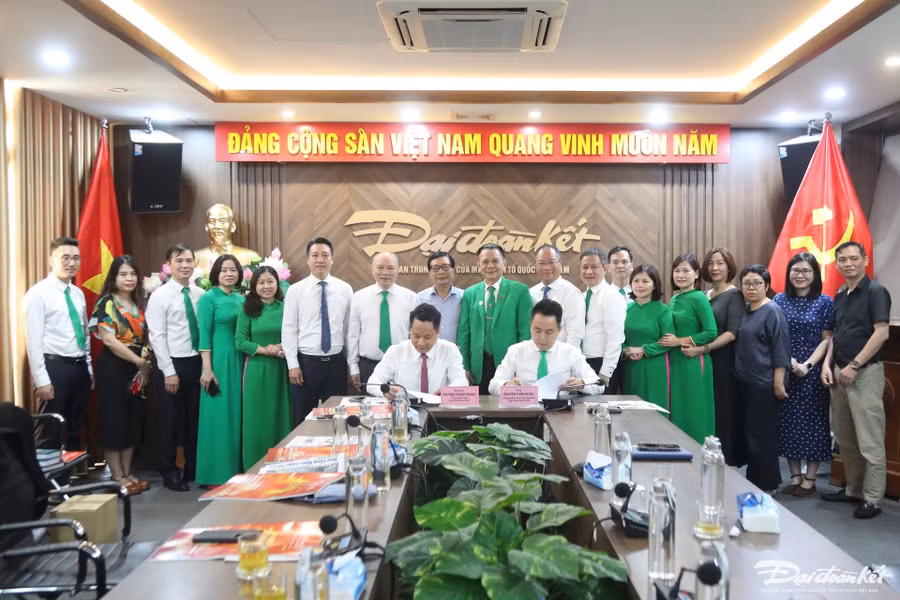 bao-dai-doan-ket-va-tap-doan-mai-linh-lan-toa-tinh-hoa-viet-den-moi-mien-7.jpg