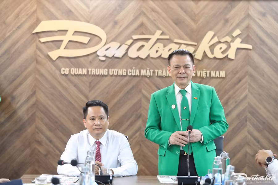 bao-dai-doan-ket-va-tap-doan-mai-linh-lan-toa-tinh-hoa-viet-den-moi-mien-3.jpg