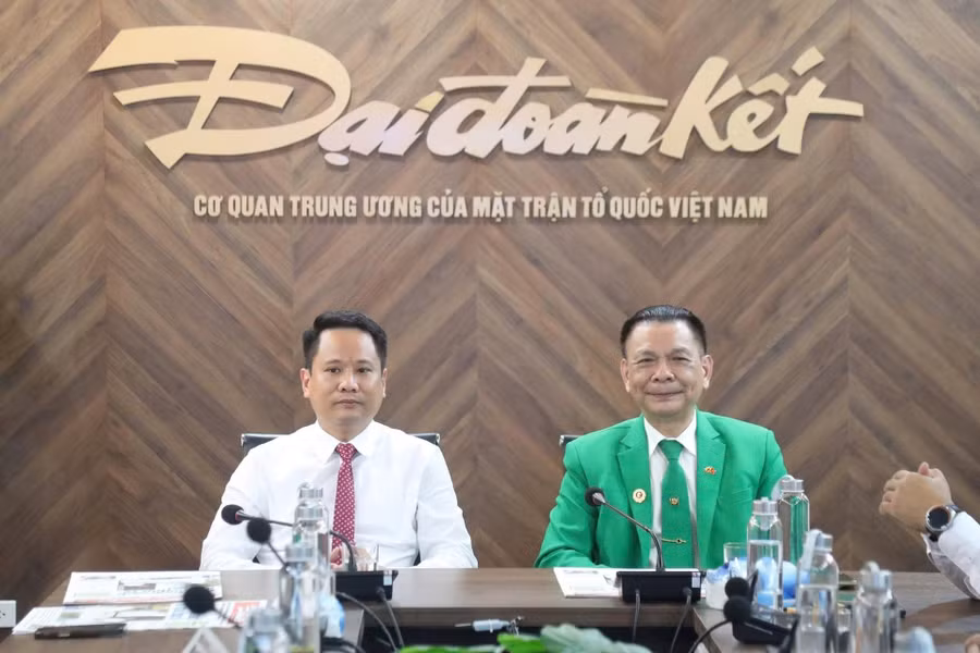 bao-dai-doan-ket-va-tap-doan-mai-linh-lan-toa-tinh-hoa-viet-den-moi-mien-10.jpg