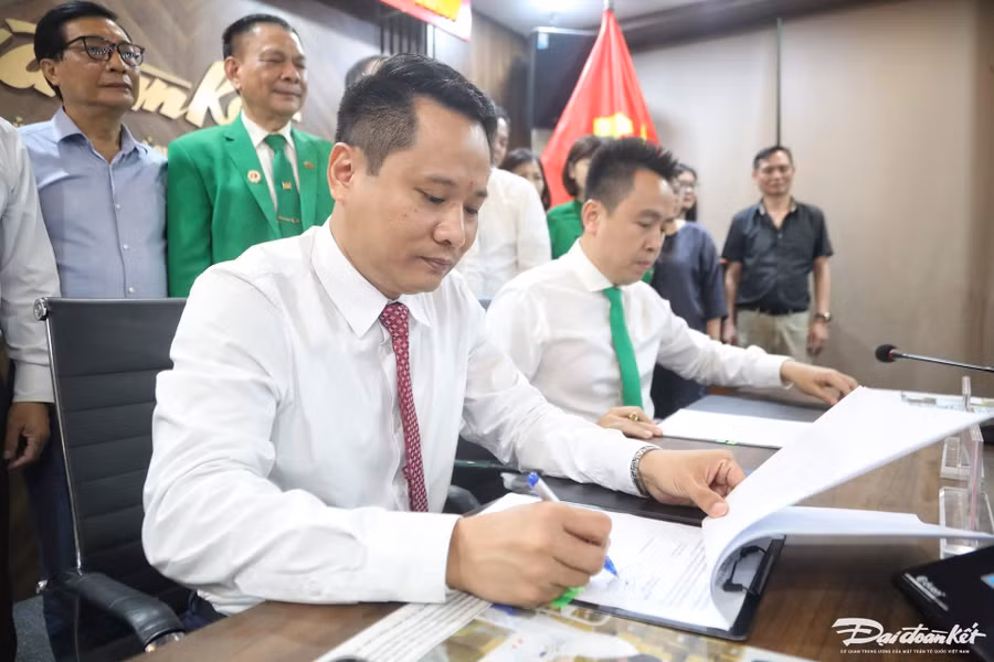 bao-dai-doan-ket-va-tap-doan-mai-linh-lan-toa-tinh-hoa-viet-den-moi-mien-5.jpg