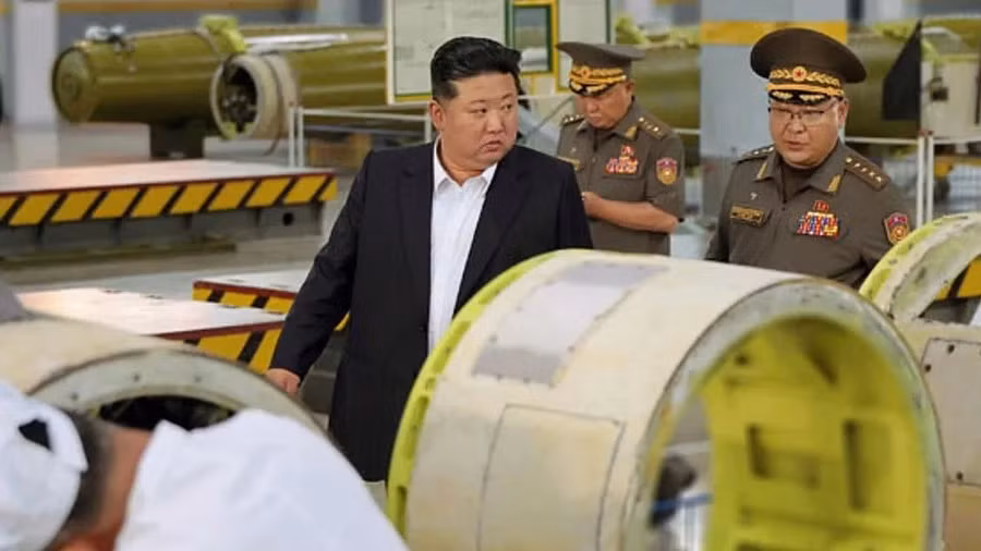 ong-kim-jong-un-bat-ngo-thi-sat-day-chuyen-ten-lua-truoc-khi-du-le-duyet-binh-2.jpg