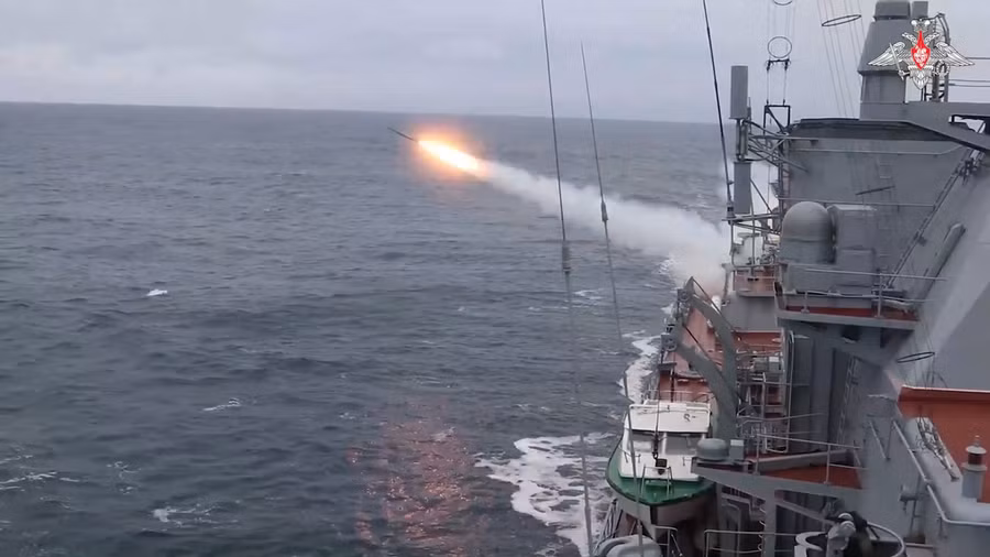 Video tàu tuần dương tên lửa Nguyên soái Ustinov khai hỏa trên Biển Barents
