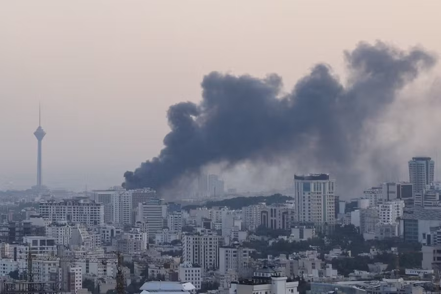 Khói bốc lên sau cuộc tấn công của Israel vào tòa nhà IRIB, đài truyền hình nhà nước của nước này, tại Tehran, Iran, ngày 16/6. Ảnh: REUTERS