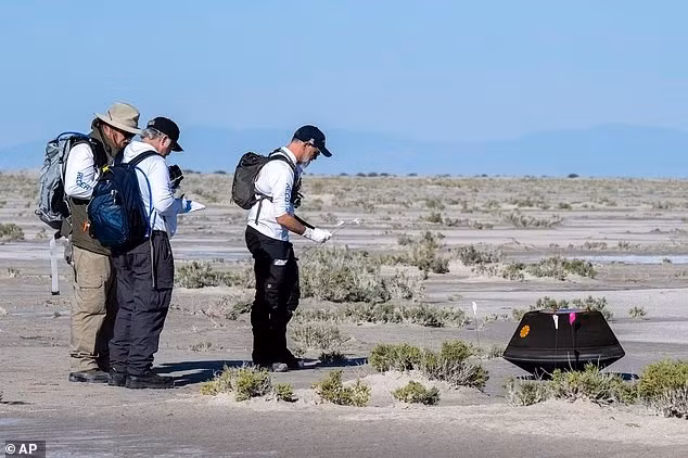 Tàu vũ trụ Osiris Rex của NASA (ảnh chụp khi trở về Trái Đất từ ​​không gian tháng 9/2023) đã chạm nhẹ vào bề mặt Bennu bằng một cánh tay robot và thu thập được 120g vật liệu, sau đó được đưa vào một khoang chứa trước khi trở về Trái Đất năm 2023.