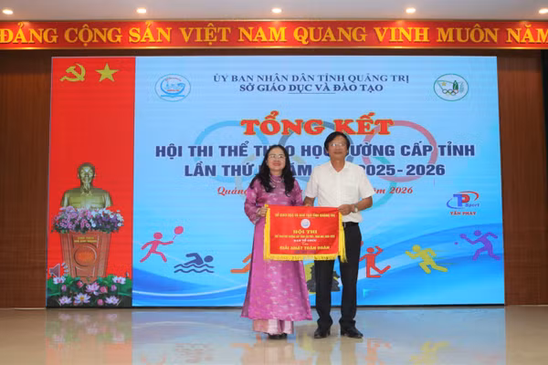 Bà Lê Thị Hương, Giám đốc Sở GD&ĐT Quảng Trị trao giải Nhất toàn đoàn khối THPT, GDTX cho Trường THPT Nguyễn Chí Thanh.