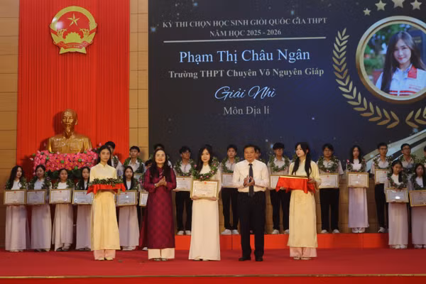 Quảng Trị vinh danh, trao thưởng học sinh đoạt giải các kỳ thi, cuộc thi cấp quốc gia năm học 2025-2026.