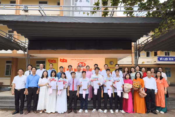 Lễ kết nạp đảng viên được tổ chức trang nghiêm tại Trường THPT Đào Duy Từ.
