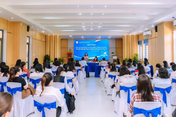 Các đại biểu tham dự hội thảo góp ý Dự thảo Bộ tiêu chí giáo dục mầm non trên nền tảng số.