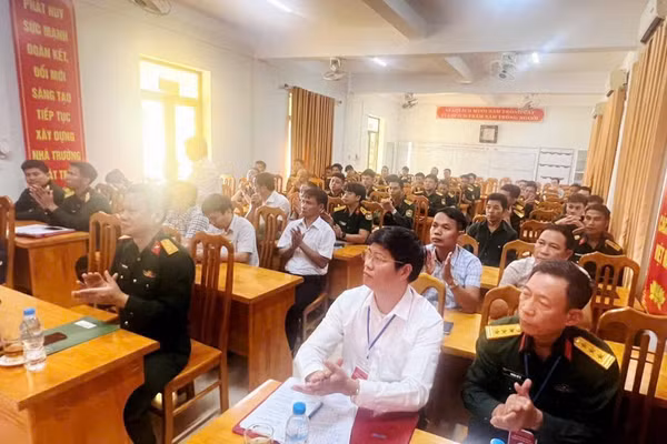 Đại diện lãnh đạo Sở GD&ĐT tỉnh Quảng Trị cùng các đại biểu tham dự lễ khai mạc Hội thi giáo viên dạy giỏi môn Giáo dục quốc phòng và an ninh cấp THPT năm học 2026-2027.