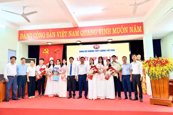 Đảng bộ Trường THPT Lương Thế Vinh tổ chức lễ kết nạp Đảng cho 12 học sinh ưu tú.