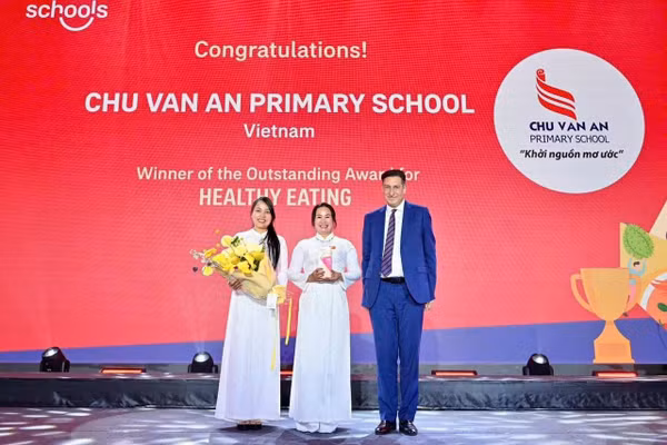 Đại diện Trường TH Chu Văn An nhận giải Nhất hạng mục “Healthy Eating” tại Bangkok (Thái Lan).