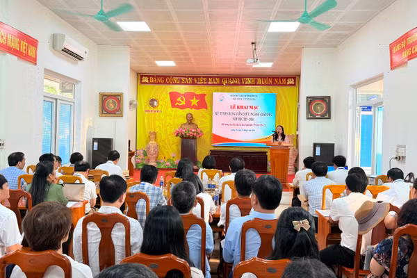 Không khí buổi khai mạc được tổ chức trang trọng, đúng quy trình.