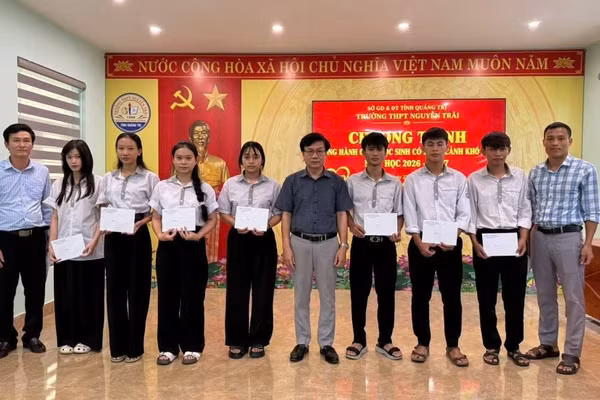 Những suất học bổng được trao, tiếp thêm động lực để học sinh Trường THPT Nguyễn Trãi vượt qua khó khăn, vươn lên trong học tập.