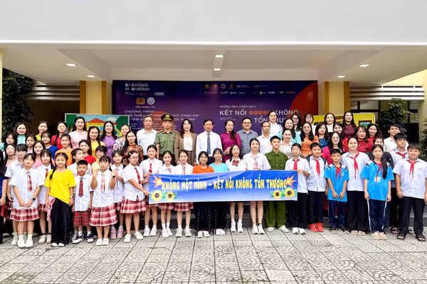 Đại biểu, giáo viên và học sinh Trường THCS Đồng Hải tham dự chương trình hưởng ứng chiến dịch “Không một mình năm 2026 – Kết nối không tổn thương”.