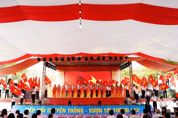 Các thế hệ thầy và trò cùng nhau chụp ảnh lưu niệm, ghi dấu mốc 60 năm đầy tự hào.