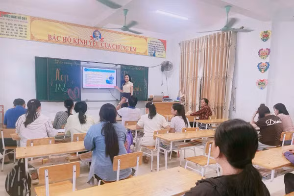 Phụ huynh Trường Tiểu học Bắc Trạch tham gia hoạt động hướng dẫn kỹ năng đồng hành cùng con trong môi trường số.