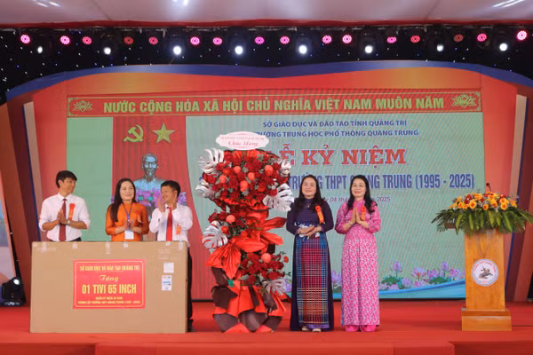 Lãnh đạo Sở GD&ĐT tỉnh Quảng Trị tặng quà cho Trường THPT Quang Trung.