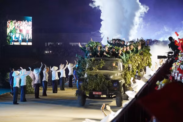 Chương trình nghệ thuật “Bản hùng ca trên sông” tái hiện không gian lịch sử hào hùng trên sân khấu.