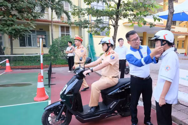 Học sinh Trường THPT Đào Duy Từ tham gia chương trình tuyên truyền, giáo dục pháp luật về trật tự, an toàn giao thông năm học 2026–2027.