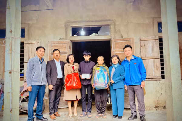 Ông Nguyễn Văn Nhẫn (thứ hai từ trái sang), người sáng lập Quỹ “Giúp bạn đến trường”, cùng đại diện nhà trường thăm hỏi, động viên gia đình học sinh có hoàn cảnh khó khăn.