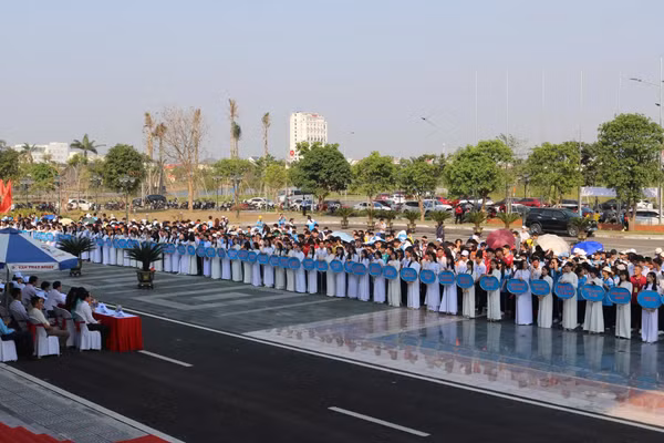 Đông đảo học sinh tham gia, tạo không khí sôi nổi tại buổi lễ.