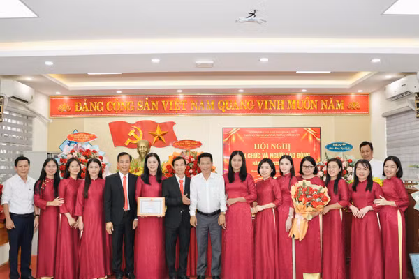 Đại biểu tham dự Hội nghị Viên chức và người lao động Trường THPT Ngô Quyền năm học 2026–2027.