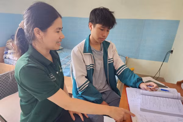 Mẹ của Tuấn Huy luôn là chỗ dựa tinh thần vững chắc trên hành trình học tập của con.