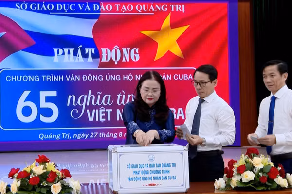 Bà Lê Thị Hương, Giám đốc Sở GD&ĐT Quảng Trị tham gia ủng hộ nhân dân Cuba.