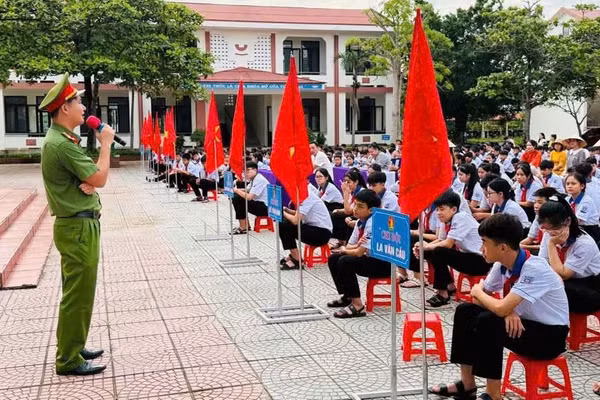 Công an xã Bố Trạch tuyên truyền các quy định về trật tự, an toàn giao thông cho học sinh.