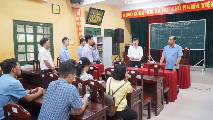 Lãnh đạo TP Huế và Sở GD&ĐT kiểm tra các điểm thi Tốt nghiệp THPT 2026 trong sáng 9/6.