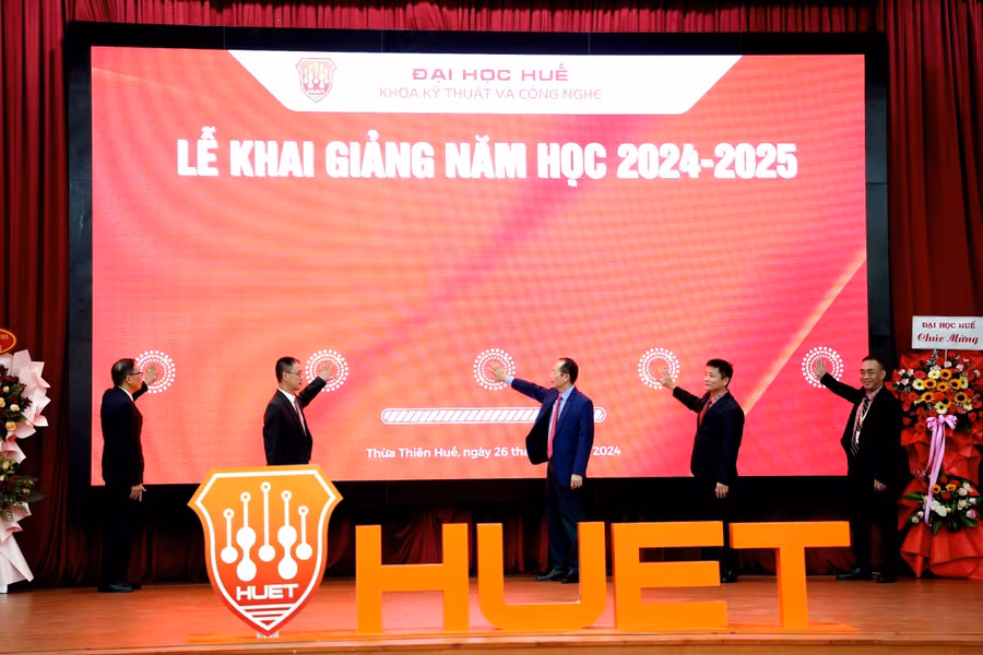 Các đại biểu bấm nút khai giảng năm học mới Khoa Kỹ thuật và Công nghệ - Đại học Huế. (Ảnh: Ngọc Minh)