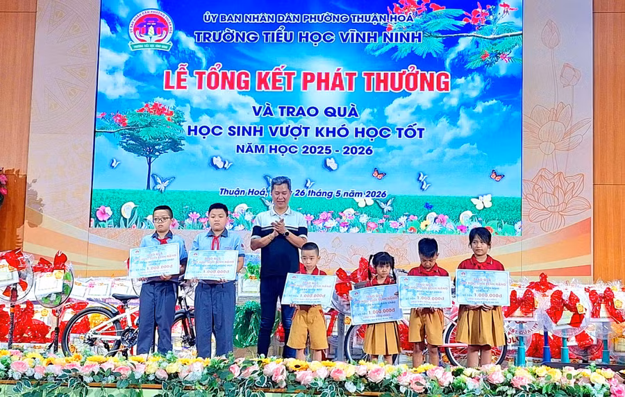 Trao nhiều suất quà cho học sinh vượt khó học tốt tại lễ tổng kết Trường tiểu học Vĩnh Ninh, TP Huế.