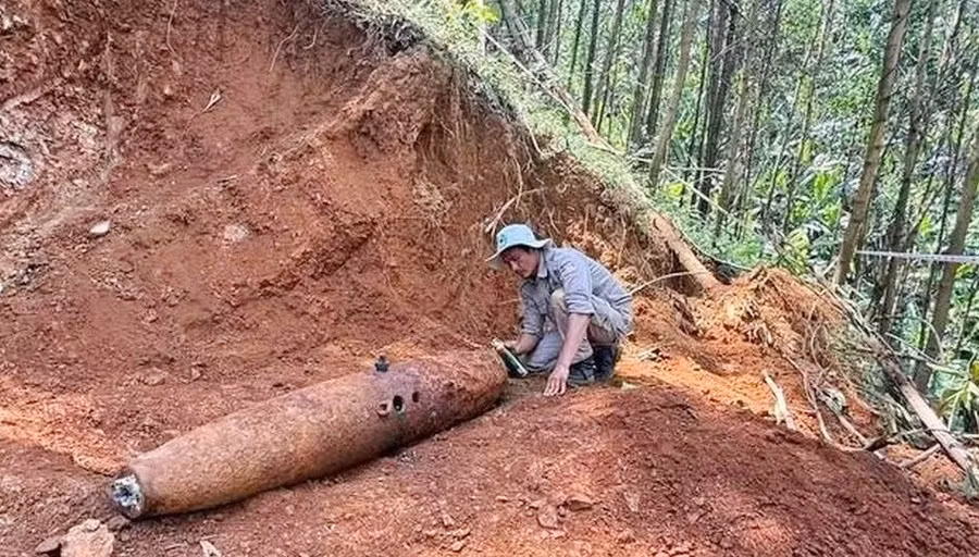 Quả bom MK82 “khủng” nặng hàng trăm kilogam được phát hiện tại xã A Lưới 1, TP Huế.