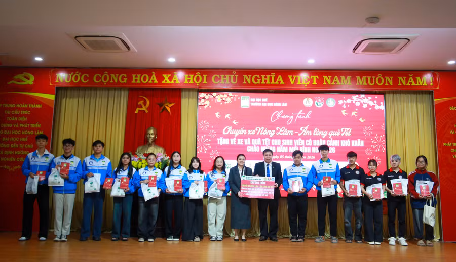 PGS.TS Trần Thanh Đức - Hiệu trưởng Trường Đại học Nông Lâm, Đại học Huế cùng nhà tài trợ trao tặng quà và vé xe về quê ăn Tết cho sinh viên. (Ảnh: Hoàng Hải)